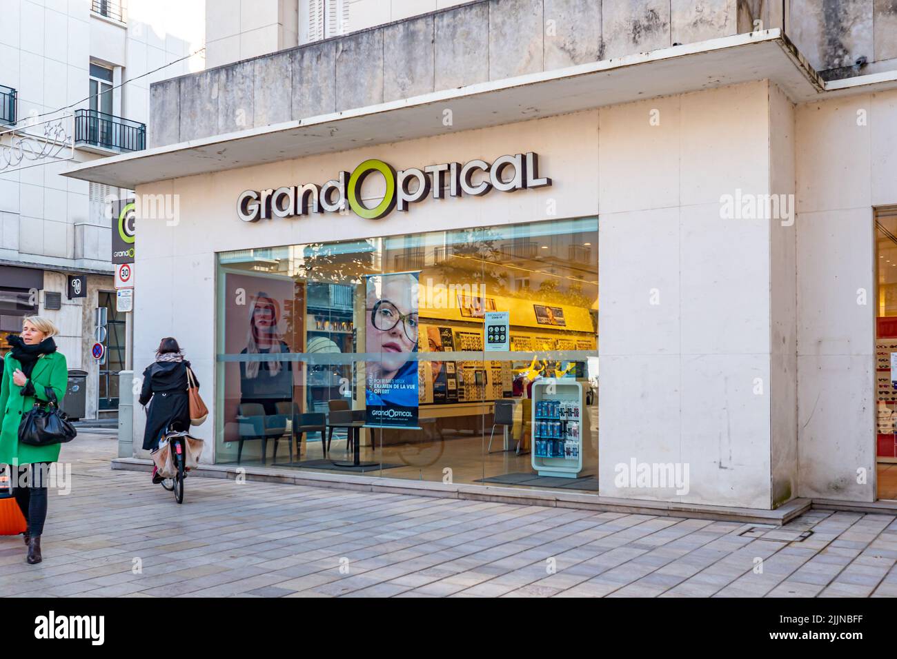 Une grande boutique optique d'opticien façade vue latérale avec logo et signalisation. Banque D'Images
