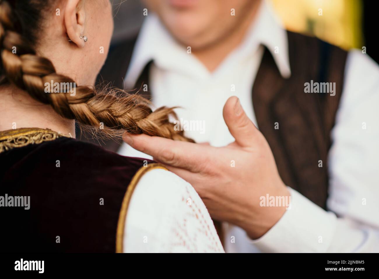 Un gros plan de la fille de cheveux de tresse dorée en costume traditionnel serbe Banque D'Images