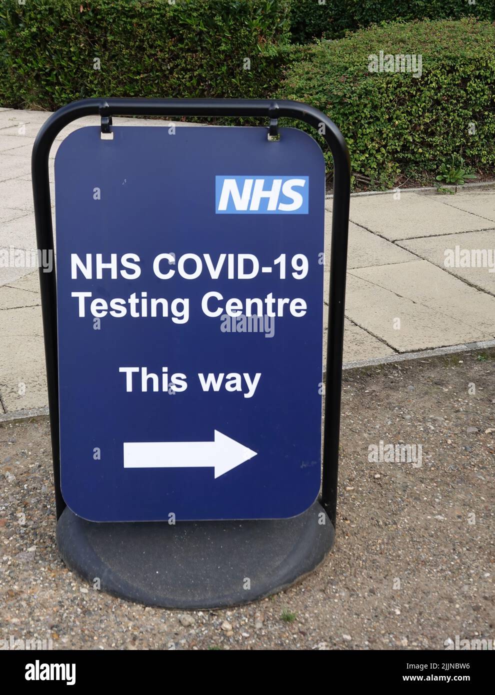 Un panneau indiquant la direction du NHS Covid-19 Testing Centre, Anglia Ruskin University Banque D'Images