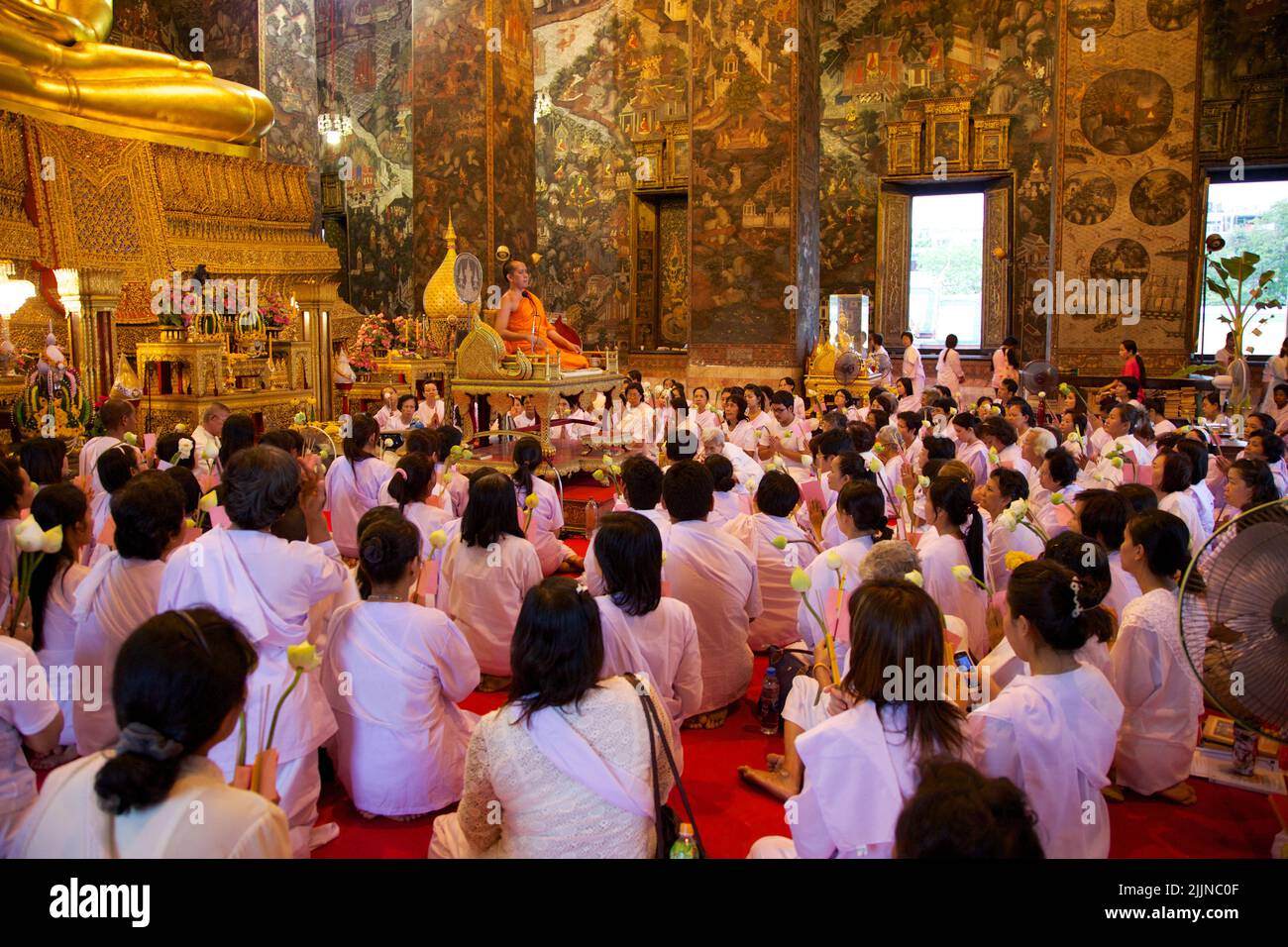 Une méditation de groupe dans le temple bouddhiste de Kanchanaburi, Thaïlande Banque D'Images