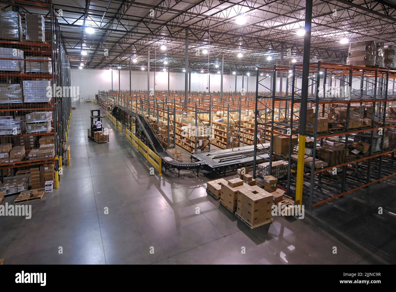 Une vue intérieure d'un grand entrepôt plein de paquets à Saint Louis, Missouri Etats-Unis. Banque D'Images