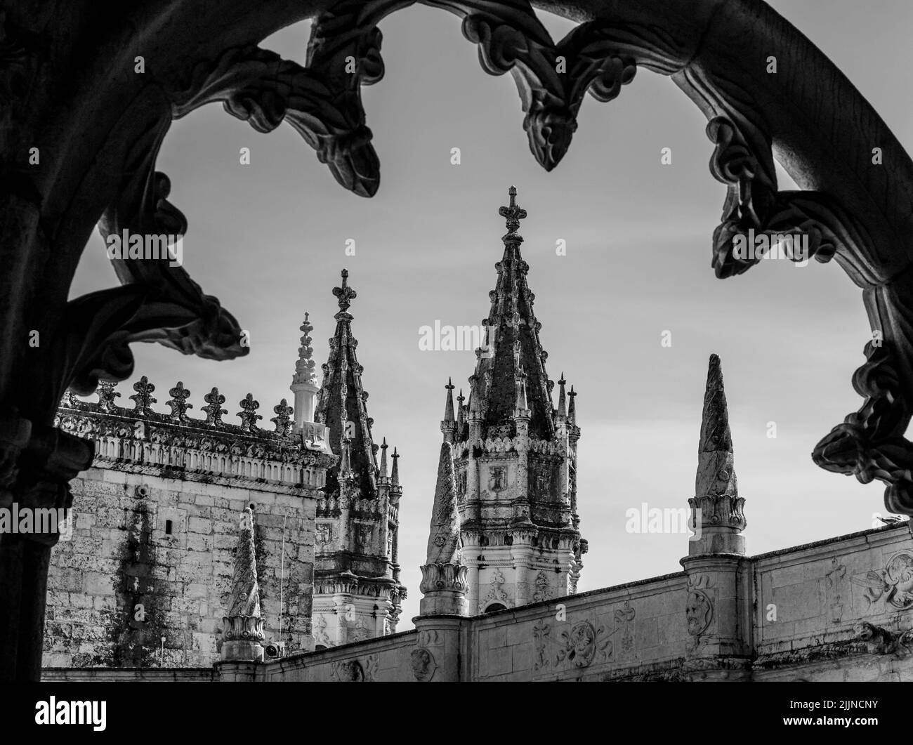 Une vue en niveaux de gris d'une cathédrale gothique à Lisbonne, Portugal Banque D'Images