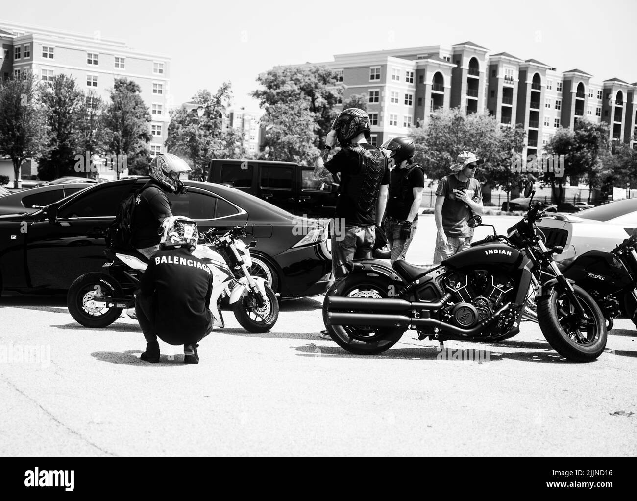 Une photo en échelle de gris de motos se rencontrant à Vernon Hills, aux États-Unis Banque D'Images