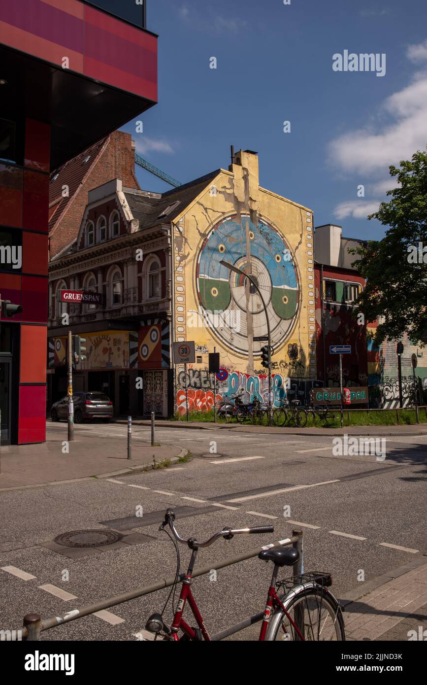 La ville de Hambourg avec une fresque pop art détaillée sur le mur Banque D'Images