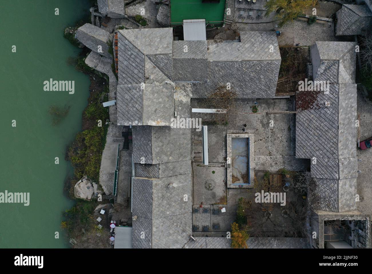 Une vue aérienne de bâtiment en pierre près de la rivière Banque D'Images