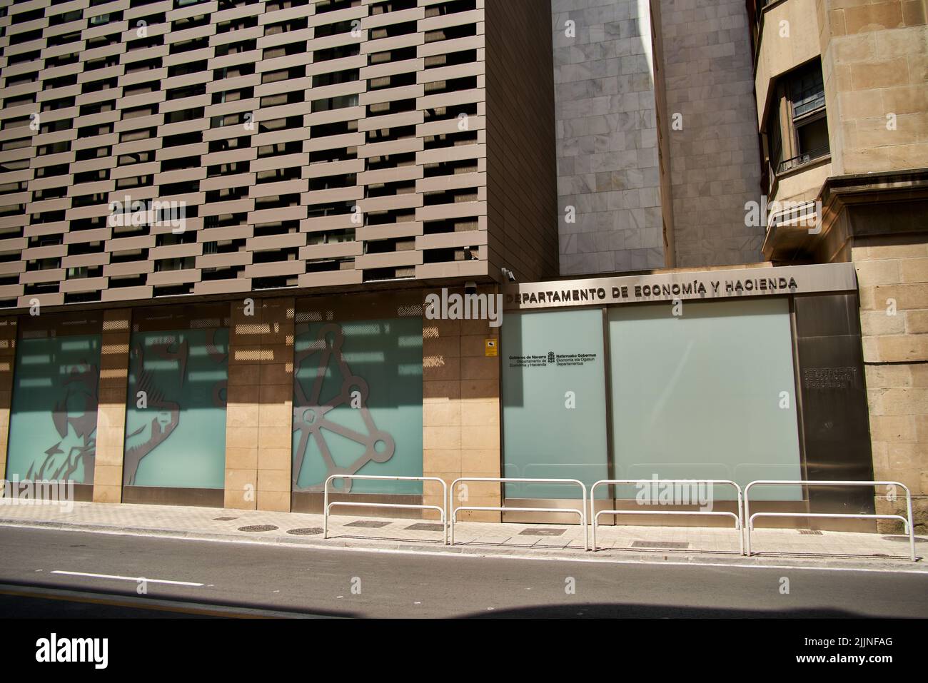 Pampelune, Espagne 4 juin 2022, bâtiment moderne de l'Hacienda Foral Navarra comme on peut le lire sur le panneau. Photo de haute qualité Banque D'Images