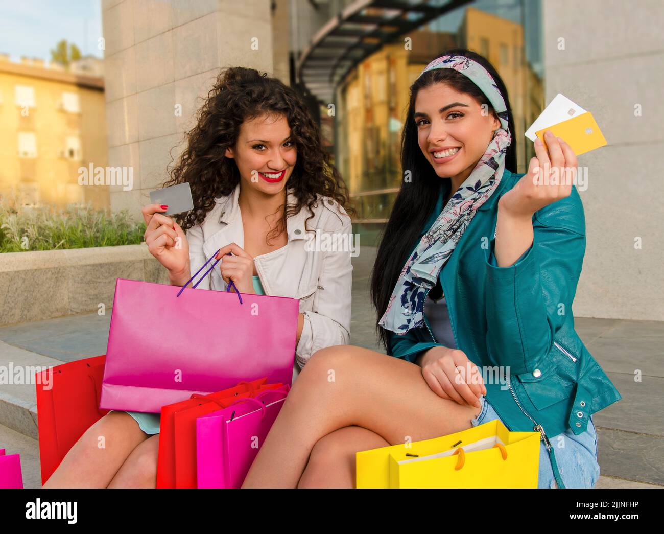 Deux amies caucasiennes avec beaucoup de sacs après le shopping Banque D'Images