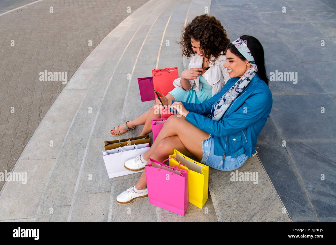 Deux amies caucasiennes avec beaucoup de sacs après le shopping Banque D'Images