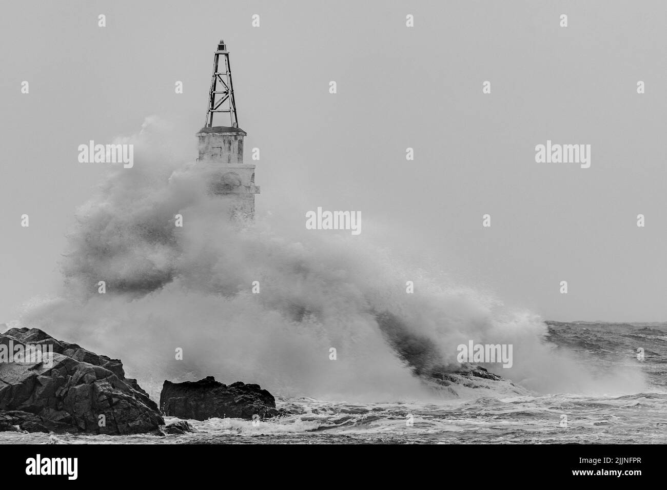 Une grande tempête près d'un vieux phare dans la baie d'Achtopol, Mer Noire, Bulgarie Banque D'Images