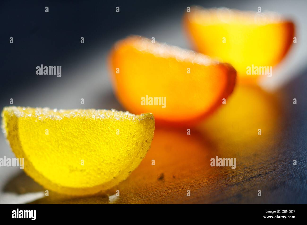 Un cliché sélectif d'une tranche de citron recouverte de sucre Banque D'Images