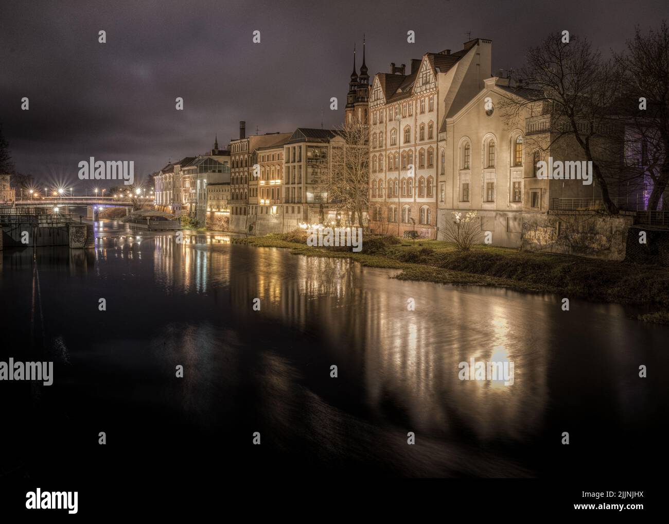 Une vue panoramique des bâtiments anciens dans la vieille ville d'Opole, Pologne reflétant dans la rivière la nuit Banque D'Images
