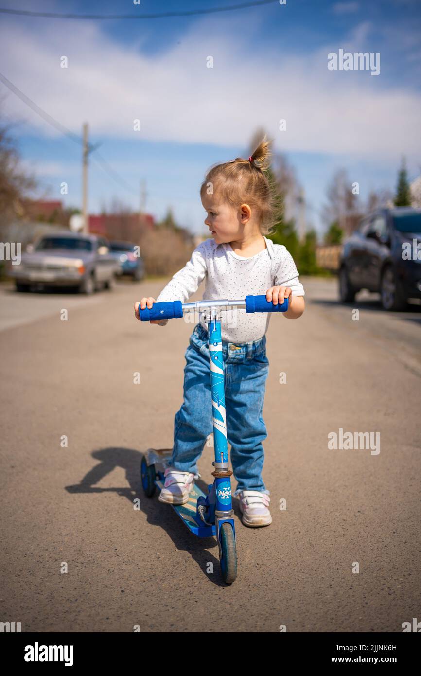 Scooter bleu bébé Banque de photographies et d'images à haute résolution -  Alamy