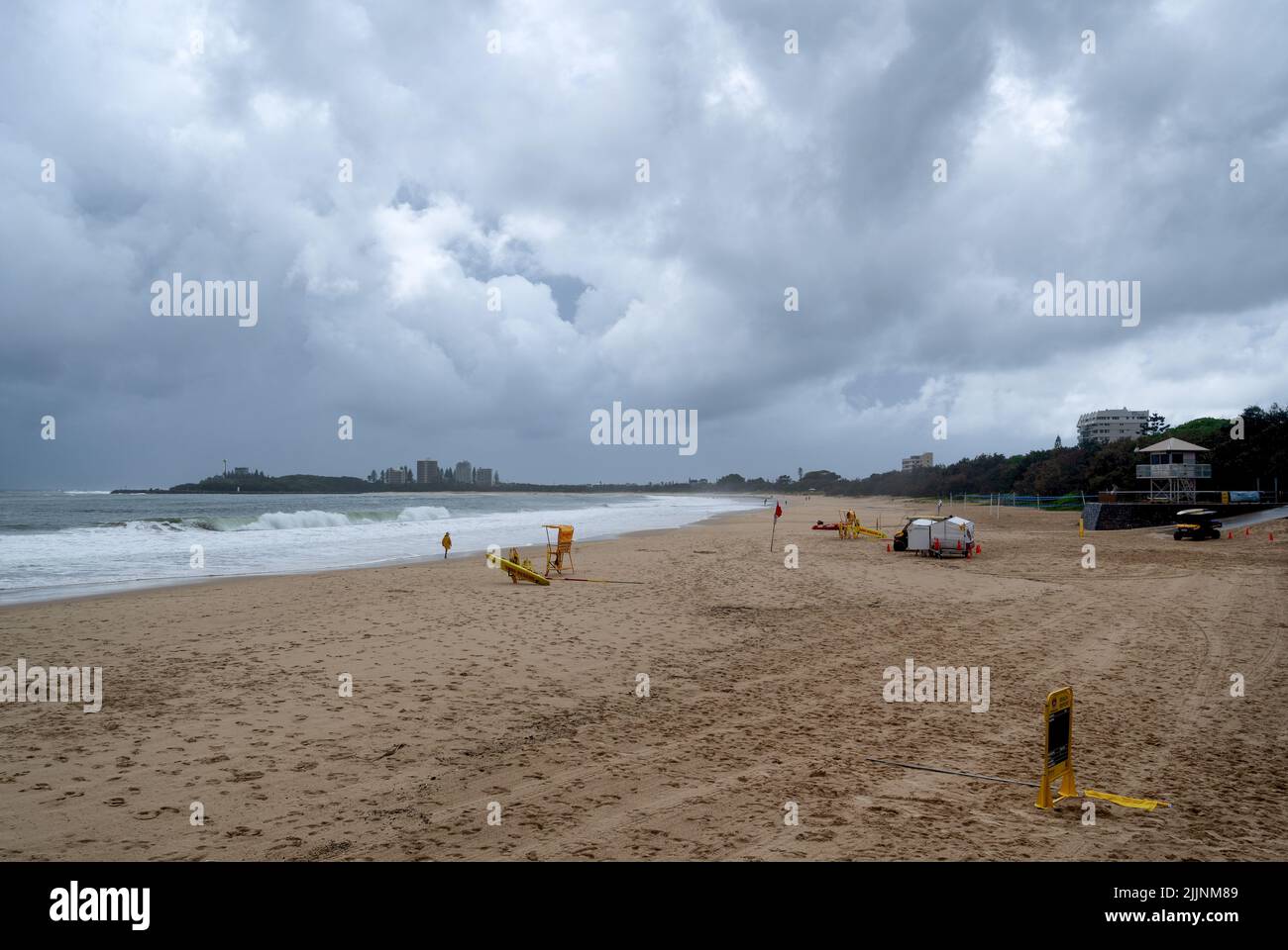 Un surf des sauveteurs préparer la plage pour la masse attendue de personnes ce jour chaud apportera. Banque D'Images