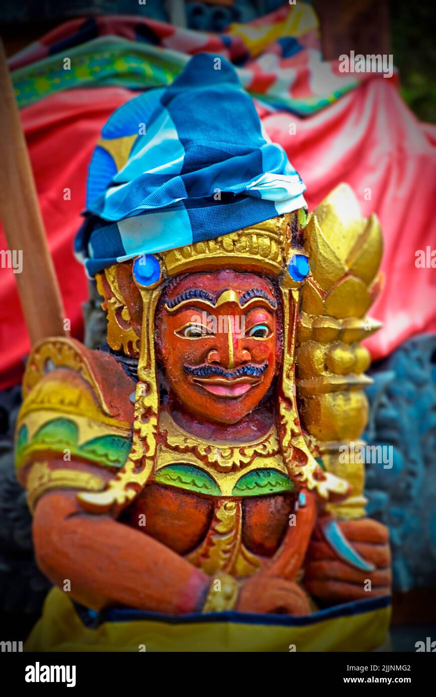 Sculpture mystique colorée à l'extérieur d'un temple hindou lors d'une cérémonie à Bali, Indonésie Banque D'Images
