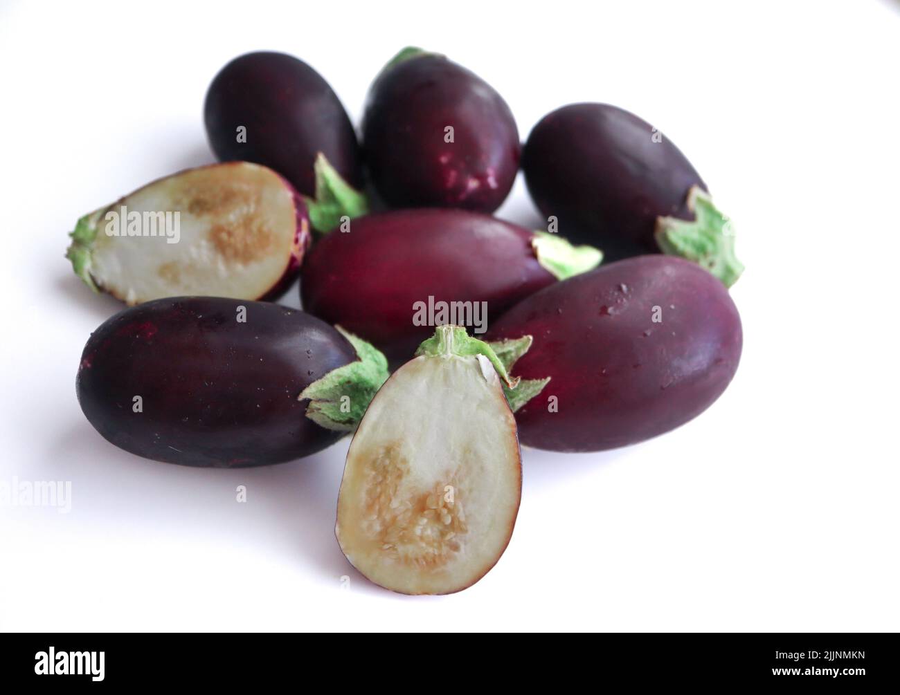 Aubergines sur fond blanc. Aubergine ou brinjas Banque D'Images