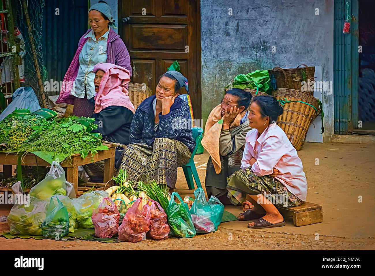 Un groupe de femmes locales qui vendent des légumes sur un marché de rue près de Luang Prabang, au Laos Banque D'Images