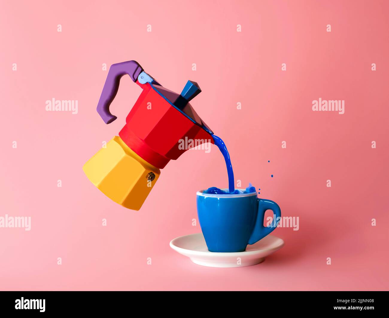 Le liquide bleu est versé dans une tasse à partir d'un pot de moka multicolore Banque D'Images