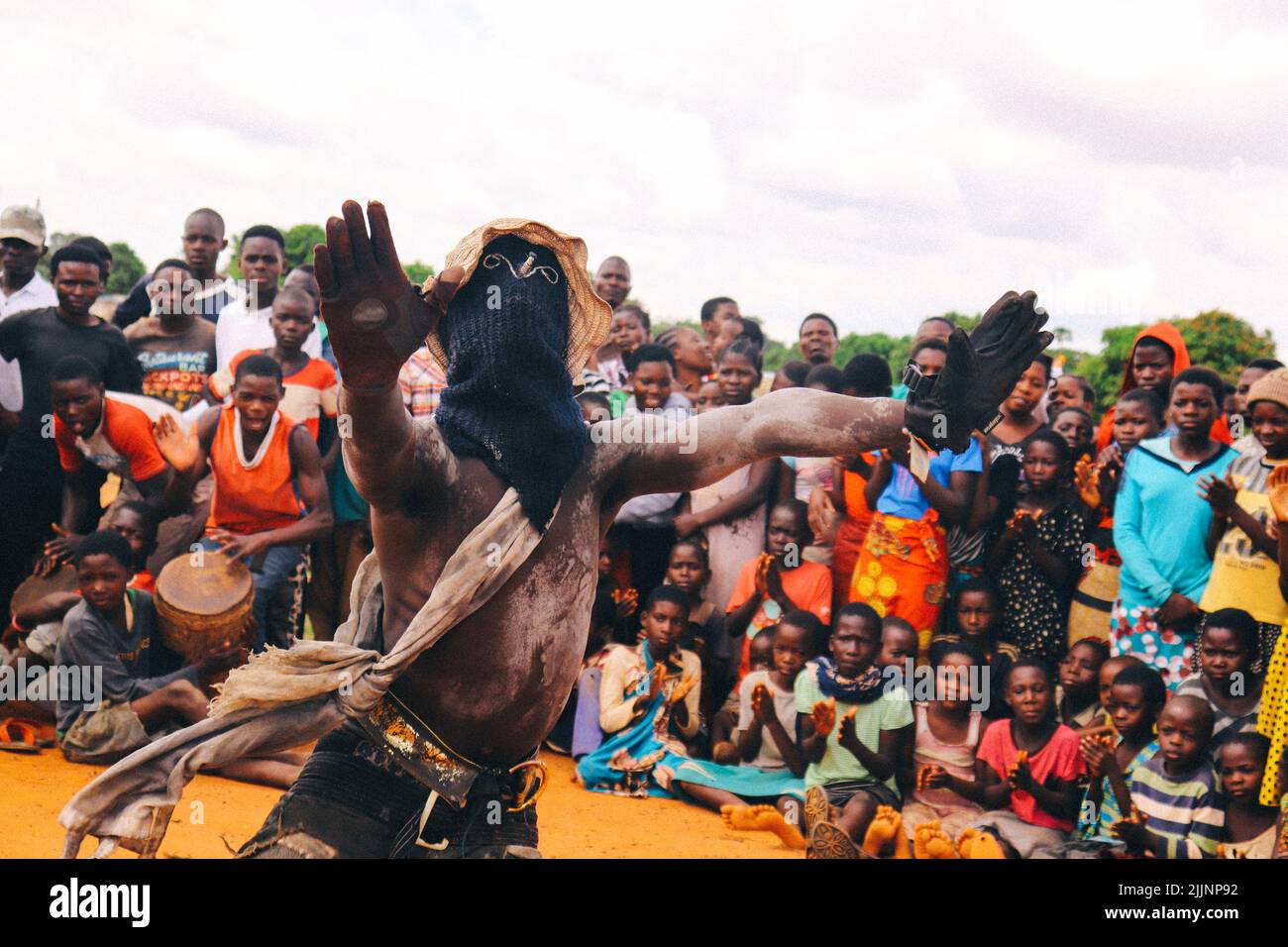 La danseuse traditionnelle malawienne se produit pour la foule Banque D'Images