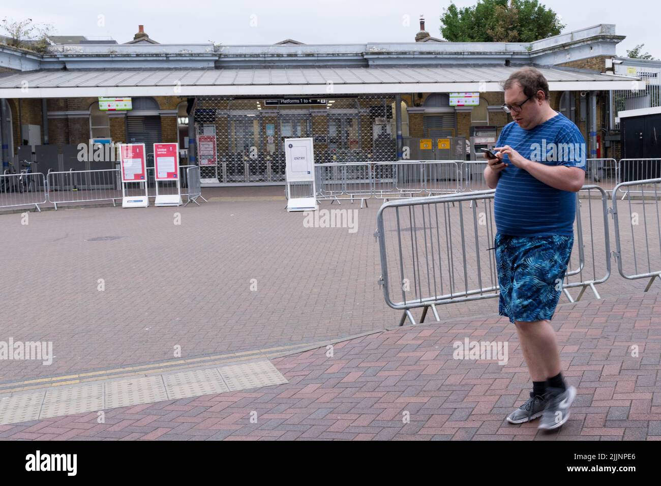 Londres, Royaume-Uni, 27th juillet 2022. Un homme démis de la gare du sud-est à Lewisham est fermé car plus de 40 000 membres du syndicat RMT travaillant chez les opérateurs ferroviaires de Network Rail among14 sont en grève aujourd'hui dans tout le Royaume-Uni. Crédit : glosszoom/Alamy Live News Banque D'Images