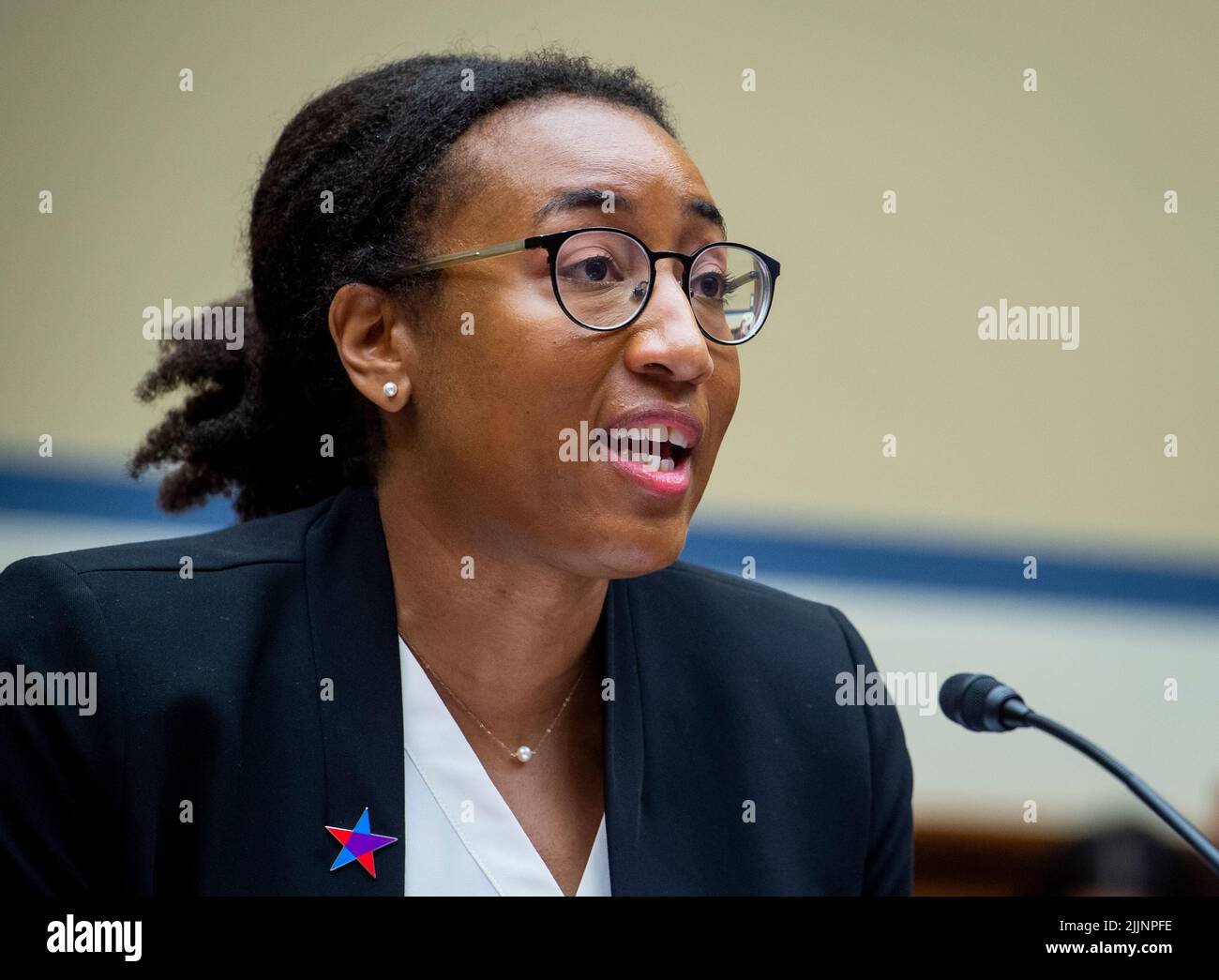 Washington, États-Unis d'Amérique. 27th juillet 2022. Kelly Sampson, avocate-conseil et directrice de la justice raciale Brady: United Against Gun violence, comparaît devant une audience de la Commission de surveillance et de réforme de la Chambre des représentants intitulée "examen des pratiques et des bénéfices des fabricants d'armes à feu" dans le bâtiment du bureau de Rayburn House à Washington, DC, 27 juillet 2022. Crédit: Rod Lamkey/CNP/Sipa USA crédit: SIPA USA/Alay Live News Banque D'Images