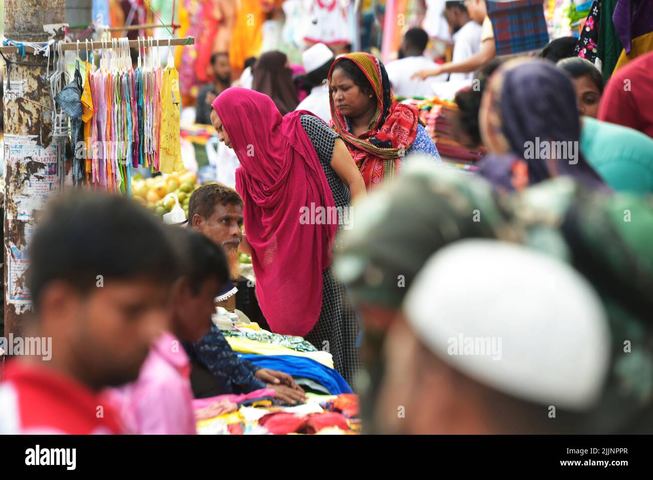 Dhaka. 27th juillet 2022. Les femmes achètent des vêtements dans un stand situé sur le bord de la route à Dhaka, au Bangladesh, en 27 juillet 2022. Selon les données préliminaires du sixième recensement du pays d'Asie du Sud, le Recensement de la population et du logement de 2022, le Bangladesh compte aujourd'hui 165 158 616 habitants. Les dernières données indiquent qu'environ 83,35 millions de femmes vivent au Bangladesh, contre 81,71 millions d'hommes. Credit: Xinhua/Alay Live News Banque D'Images