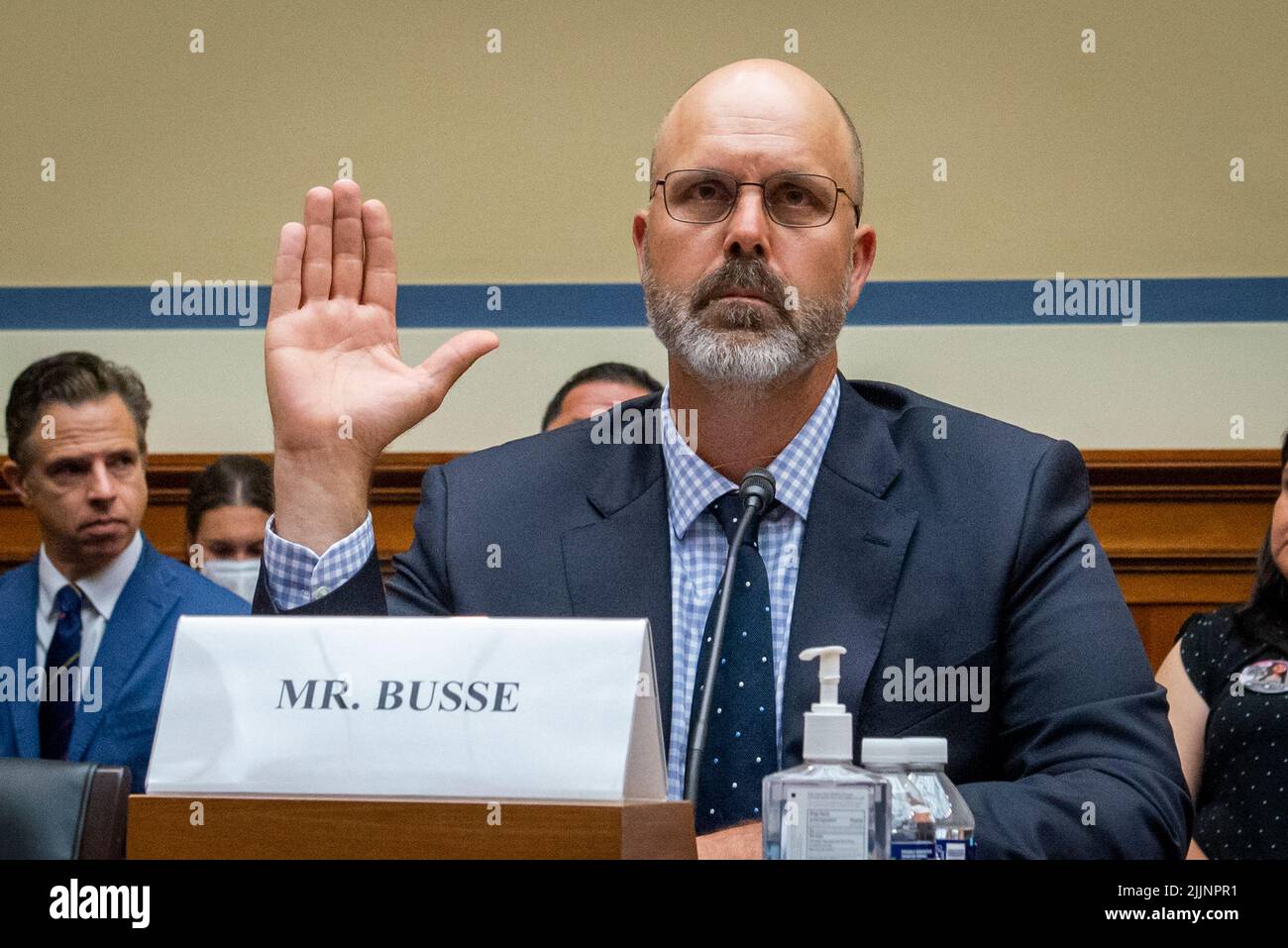 Ryan Busse, conseiller principal, Centre juridique de Giffords, reste assis pendant qu’il est assermenté lors d’une audience de la Commission de surveillance et de réforme de la Chambre des représentants intitulée « examen des pratiques et des bénéfices des fabricants d’armes à feu » dans le bâtiment du bureau de Rayburn House à Washington, DC, 27 juillet 2022. Crédit: Rod Lamkey / CNP/Sipa USA Banque D'Images