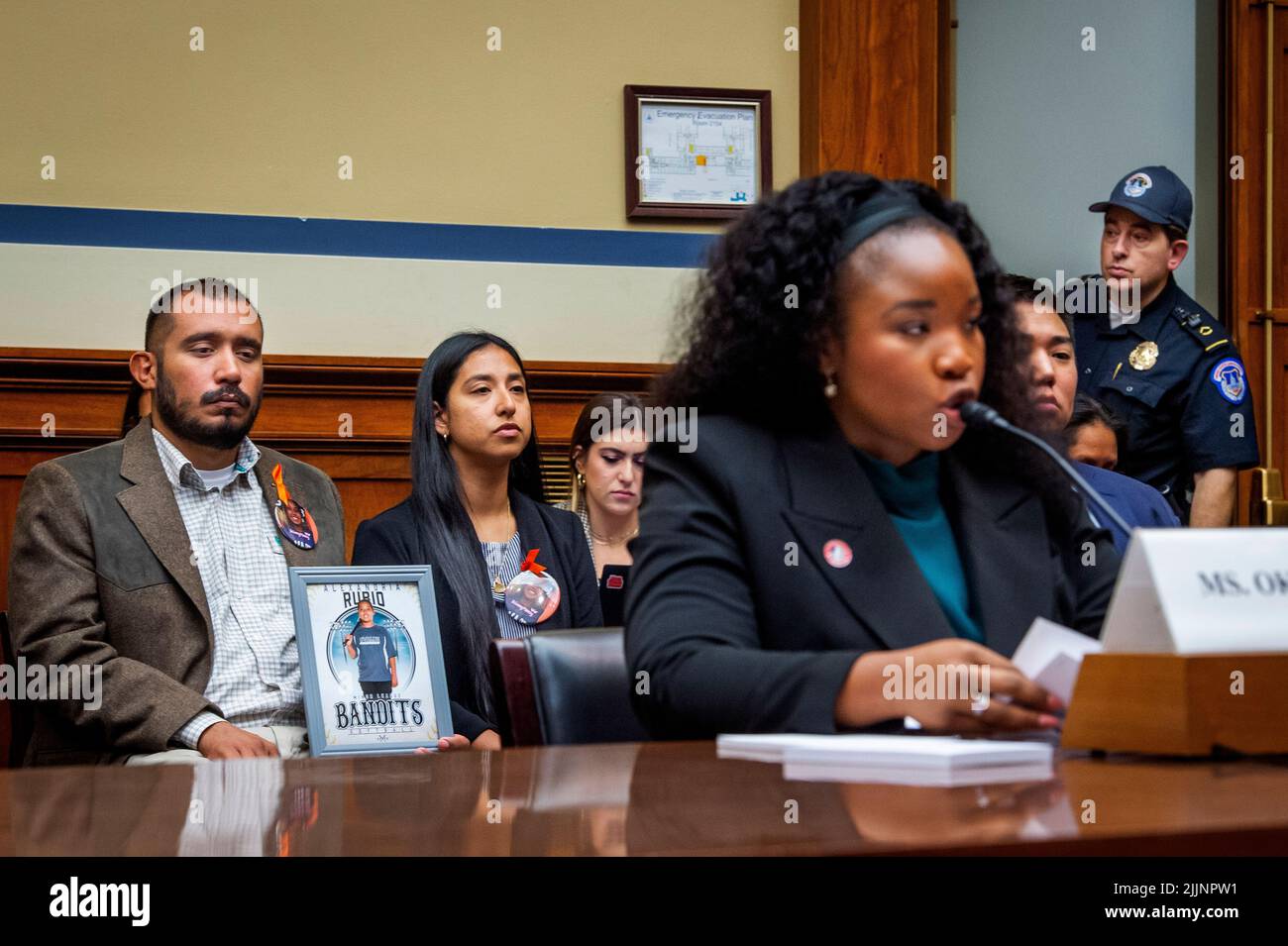 Un policier du Capitole des États-Unis, à droite, se classe dans la salle d'audience, tandis que Felix Rubio, à gauche, et Kimberly Rubio, deuxième de gauche, dont la fille Alexandria Rubio était l'un des enfants tués par un tireur à l'école élémentaire Robb à Uvalde, Texas, écoutent les remarques d'Antonia Okafor, Directeur national de la sensibilisation des femmes aux propriétaires d'armes à feu d'Amérique, deuxième de droite, lors d'une audience de la Commission de surveillance et de réforme de la Chambre des représentants intitulée « examen des pratiques et des bénéfices des fabricants d'armes à feu » dans le bâtiment du bureau de Rayburn House à Washington, DC, 27 juillet 2022. Crédit: Rod Lamkey/CNP/Sipa USA Banque D'Images Un policier du Capitole des États-Unis, à droite, se classe dans la salle d'audience, tandis que Felix Rubio, à gauche, et Kimberly Rubio, deuxième de gauche, dont la fille Alexandria Rubio était l'un des enfants tués par un tireur à l'école élémentaire Robb à Uvalde, Texas, écoutent les remarques d'Antonia Okafor, Directeur national de la sensibilisation des femmes aux propriétaires d'armes à feu d'Amérique, deuxième de droite, lors d'une audience de la Commission de surveillance et de réforme de la Chambre des représentants intitulée « examen des pratiques et des bénéfices des fabricants d'armes à feu » dans le bâtiment du bureau de Rayburn House à Washington, DC, 27 juillet 2022. Crédit: Rod Lamkey/CNP/Sipa USA Banque D'Images