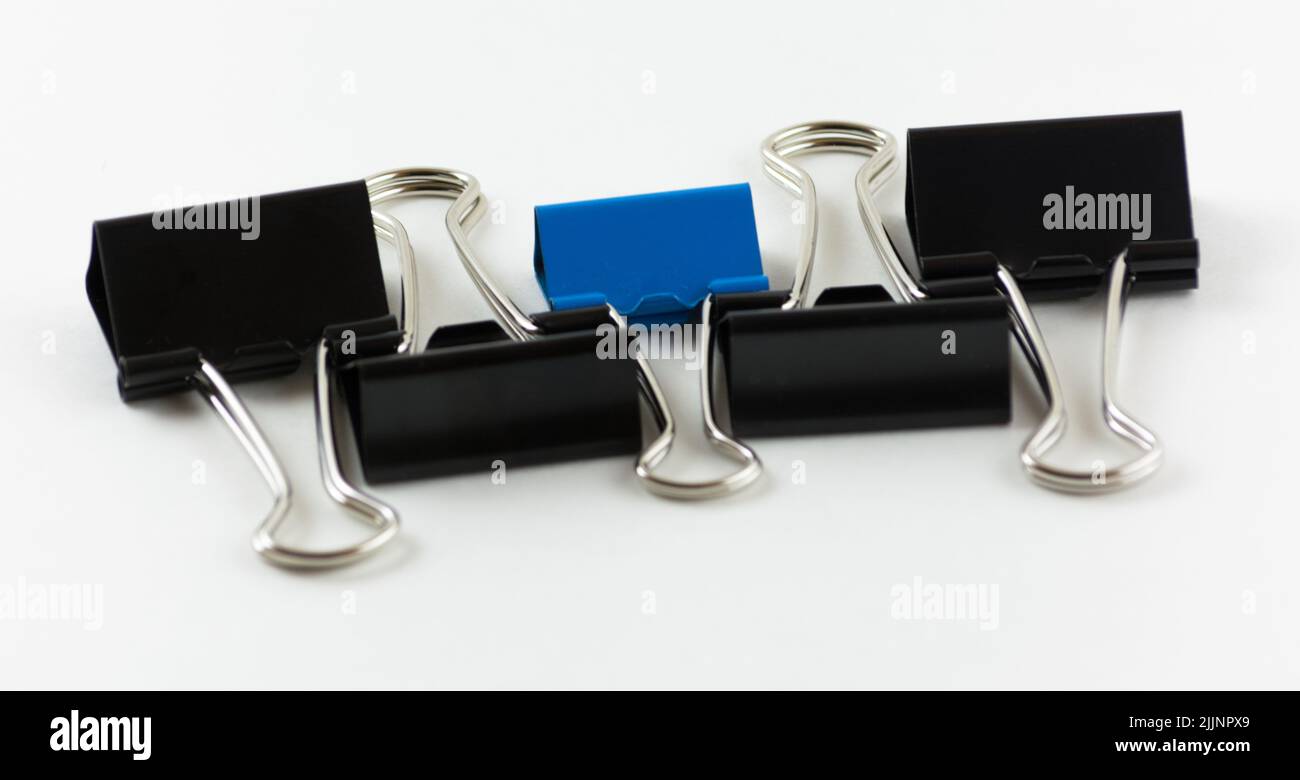 Un gros plan de trombones de reliure en métal isolés sur fond blanc Banque D'Images