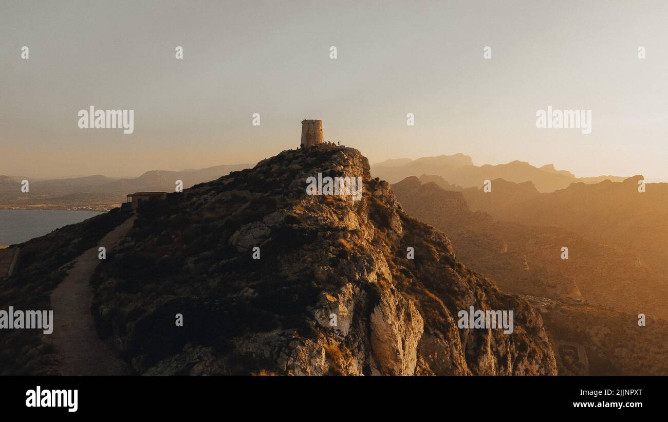 Une vue magnifique sur la tour de montagne du Cap de Formentor pendant le lever du soleil en Espagne Banque D'Images