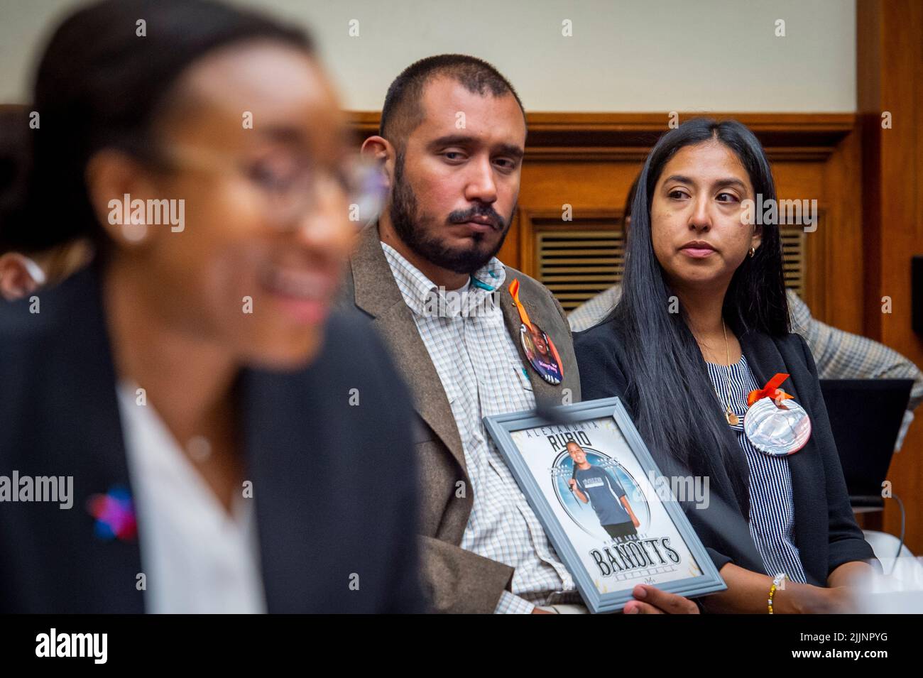 Washington, États-Unis d'Amérique. 27th juillet 2022. Felix Rubio, au centre, et Kimberly Rubio, à droite, dont la fille Alexandria Rubio était l'un des enfants tués par un homme armé à l'école élémentaire Robb à Uvalde, au Texas, écoutez les remarques de Kelly Sampson, avocat principal et directeur de la justice raciale Brady: United Against Gun violence, est parti, lors d’une audience de la Commission de surveillance et de réforme de la Chambre des représentants intitulée « examen des pratiques et des bénéfices des fabricants d’armes à feu » dans le bâtiment du bureau de Rayburn House à Washington, DC, 27 juillet 2022. Crédit: Rod Lamkey/CNP/Sipa USA crédit: SIPA USA/Alay Live News Banque D'Images Washington, États-Unis d'Amérique. 27th juillet 2022. Felix Rubio, au centre, et Kimberly Rubio, à droite, dont la fille Alexandria Rubio était l'un des enfants tués par un homme armé à l'école élémentaire Robb à Uvalde, au Texas, écoutez les remarques de Kelly Sampson, avocat principal et directeur de la justice raciale Brady: United Against Gun violence, est parti, lors d’une audience de la Commission de surveillance et de réforme de la Chambre des représentants intitulée « examen des pratiques et des bénéfices des fabricants d’armes à feu » dans le bâtiment du bureau de Rayburn House à Washington, DC, 27 juillet 2022. Crédit: Rod Lamkey/CNP/Sipa USA crédit: SIPA USA/Alay Live News Banque D'Images