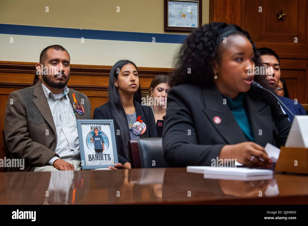Washington, États-Unis d'Amérique. 27th juillet 2022. Felix Rubio, à gauche, et Kimberly Rubio, au centre, dont la fille Alexandria Rubio était l'un des enfants tués par un tireur à l'école élémentaire Robb à Uvalde, Texas, écoutez les remarques d'Antonia Okafor, directrice nationale de la sensibilisation des femmes chez Gun Owners of America, à droite, Au cours d’une audience de la Commission de surveillance et de réforme de la Chambre des représentants intitulée « examen des pratiques et des bénéfices des fabricants d’armes à feu » dans l’immeuble Rayburn House de Washington, DC, 27 juillet 2022. Crédit: Rod Lamkey/CNP/Sipa USA crédit: SIPA USA/Alay Live News Banque D'Images Washington, États-Unis d'Amérique. 27th juillet 2022. Felix Rubio, à gauche, et Kimberly Rubio, au centre, dont la fille Alexandria Rubio était l'un des enfants tués par un tireur à l'école élémentaire Robb à Uvalde, Texas, écoutez les remarques d'Antonia Okafor, directrice nationale de la sensibilisation des femmes chez Gun Owners of America, à droite, Au cours d’une audience de la Commission de surveillance et de réforme de la Chambre des représentants intitulée « examen des pratiques et des bénéfices des fabricants d’armes à feu » dans l’immeuble Rayburn House de Washington, DC, 27 juillet 2022. Crédit: Rod Lamkey/CNP/Sipa USA crédit: SIPA USA/Alay Live News Banque D'Images