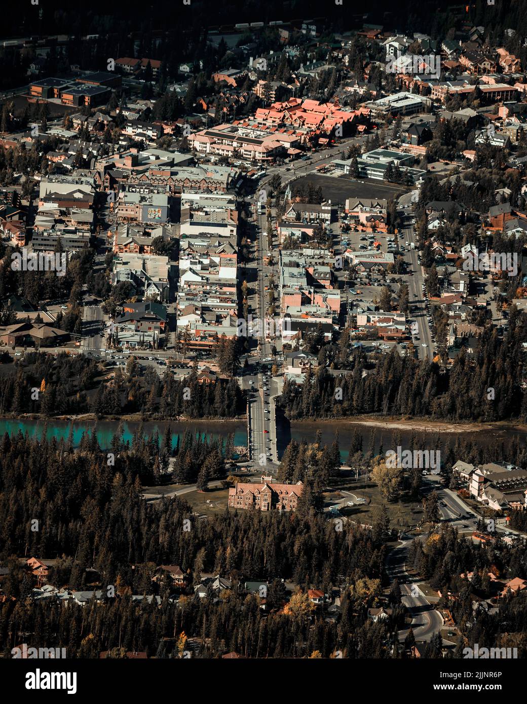 Une photo en grand angle des bâtiments modernes par temps ensoleillé Banque D'Images