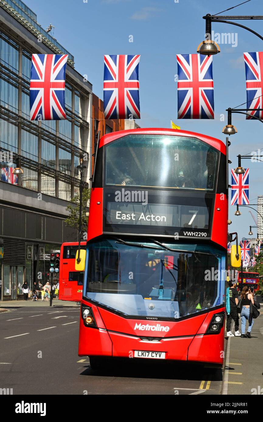 Londres, United Kingdowm - juin 2022 : vue sur un bus à impériale de Londres à un arrêt de bus dans Oxford Street. Les drapeaux des syndicats sont suspendus au-dessus Banque D'Images