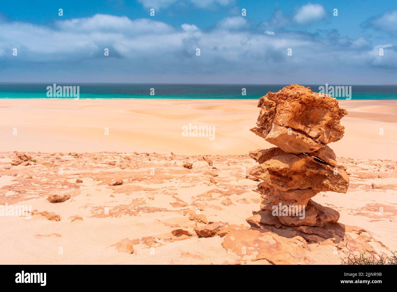 Un gros plan de rochers empilés sur la plage Banque D'Images