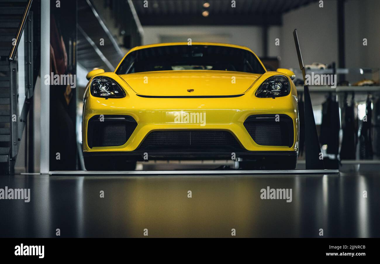 Porsche 718 GT4 jaune au centre Porsche, Orebro, Suède Banque D'Images