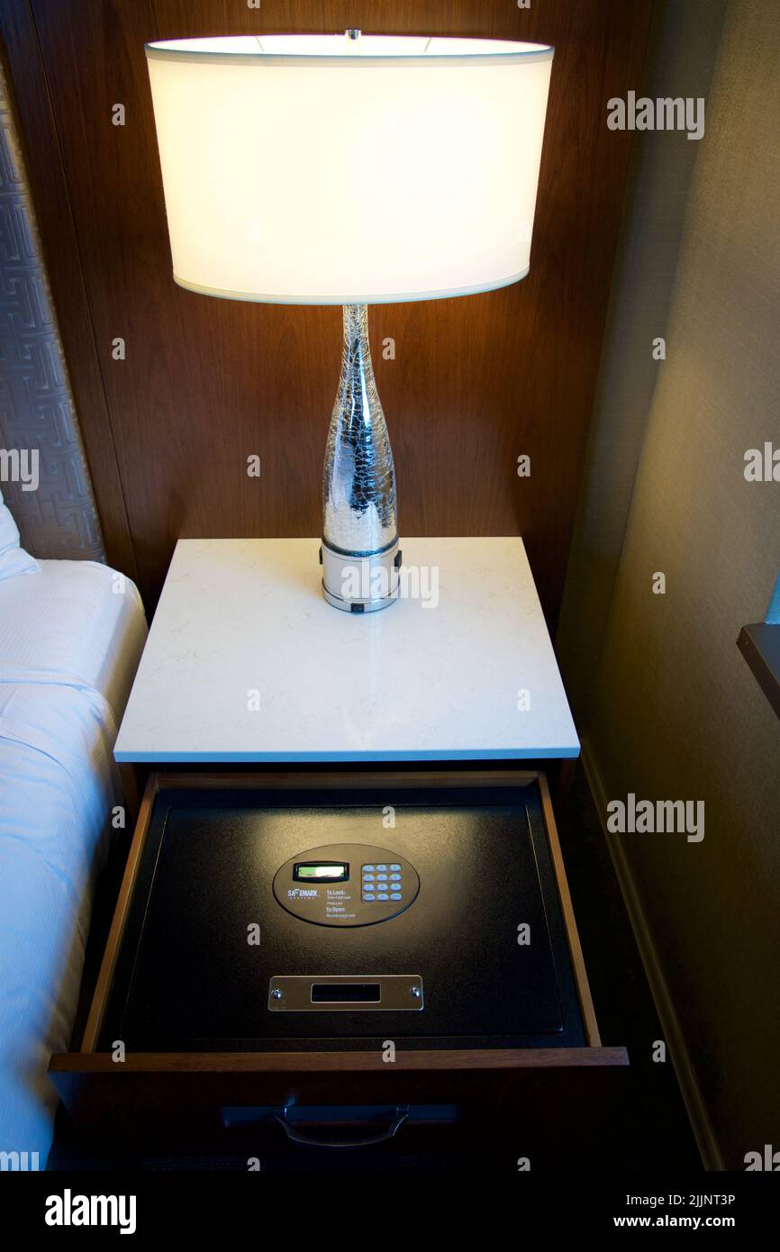 CHICAGO, ILLINOIS, ÉTATS-UNIS - 12 mai 2018: Chambre d'hôtel de luxe avec coffre-fort dans le tiroir de la table de nuit Banque D'Images