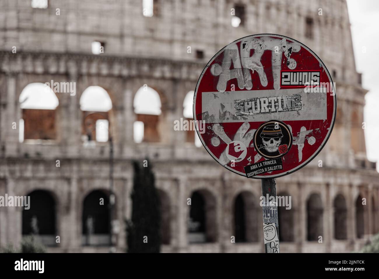 Un gros plan de l'affiche no ENTER avec des autocollants adhésifs dans une Rome Banque D'Images