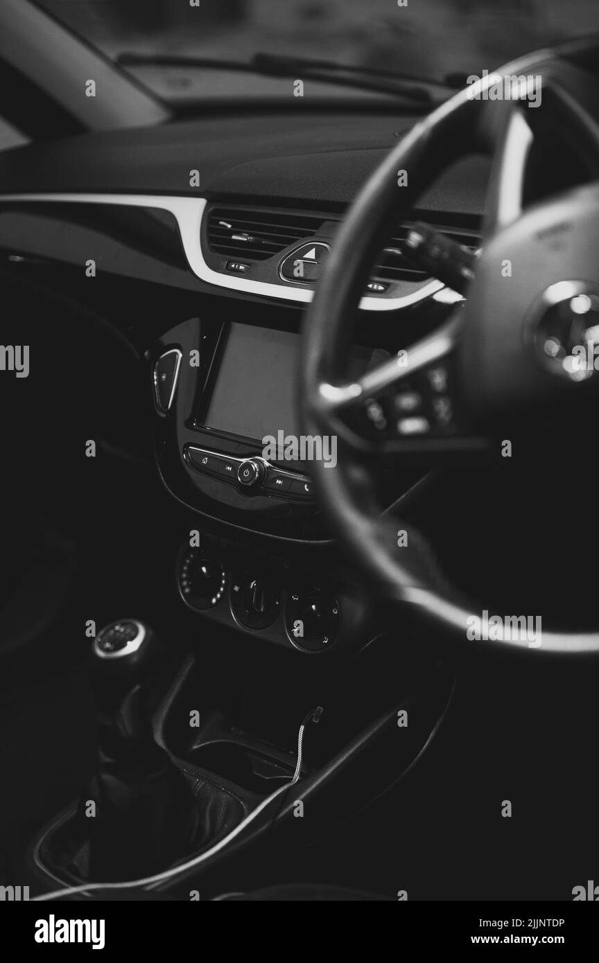 Une photo en niveaux de gris de l'intérieur d'une belle voiture moderne et confortable Banque D'Images