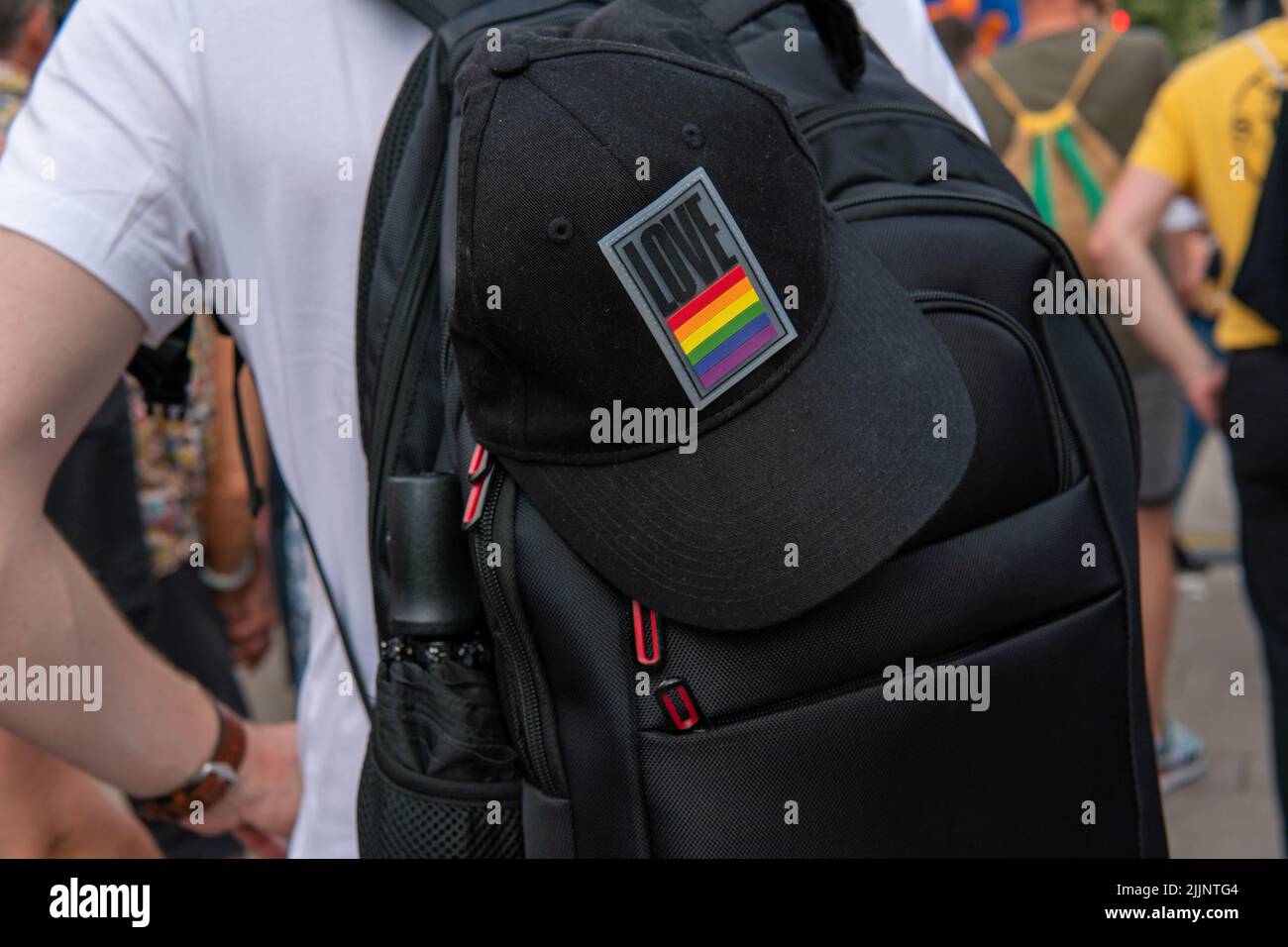 Une personne portant un sac à dos avec le drapeau de fierté Banque D'Images