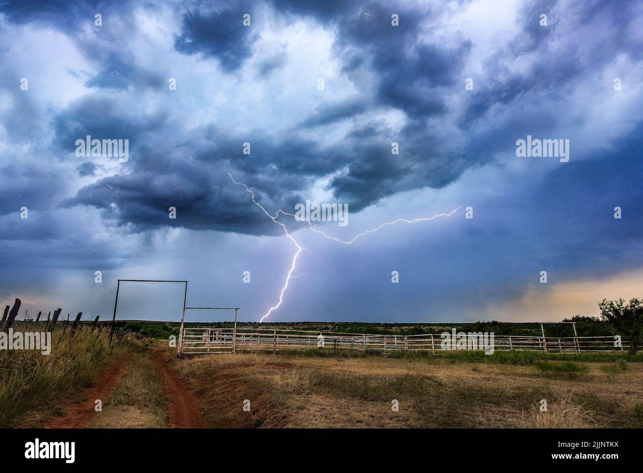 Vue d'ensemble du petit ranch, en regardant passer un orage Banque D'Images