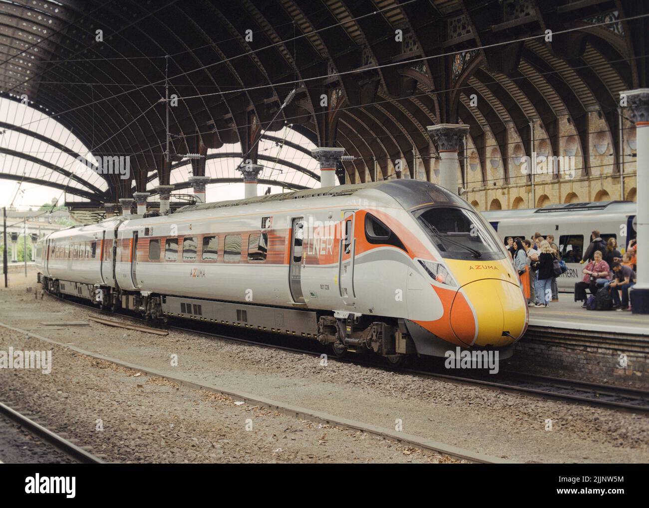 York, Royaume-Uni - 22 mai 2022 : train express de voyageurs (classe 801) exploité par LNER à la gare de York. Banque D'Images