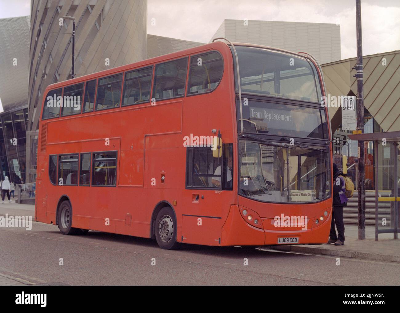 Salford, Royaume-Uni - juin 2022 : un bus à impériale pour le remplacement du tramway à l'arrêt de bus MediaCityUK. Banque D'Images