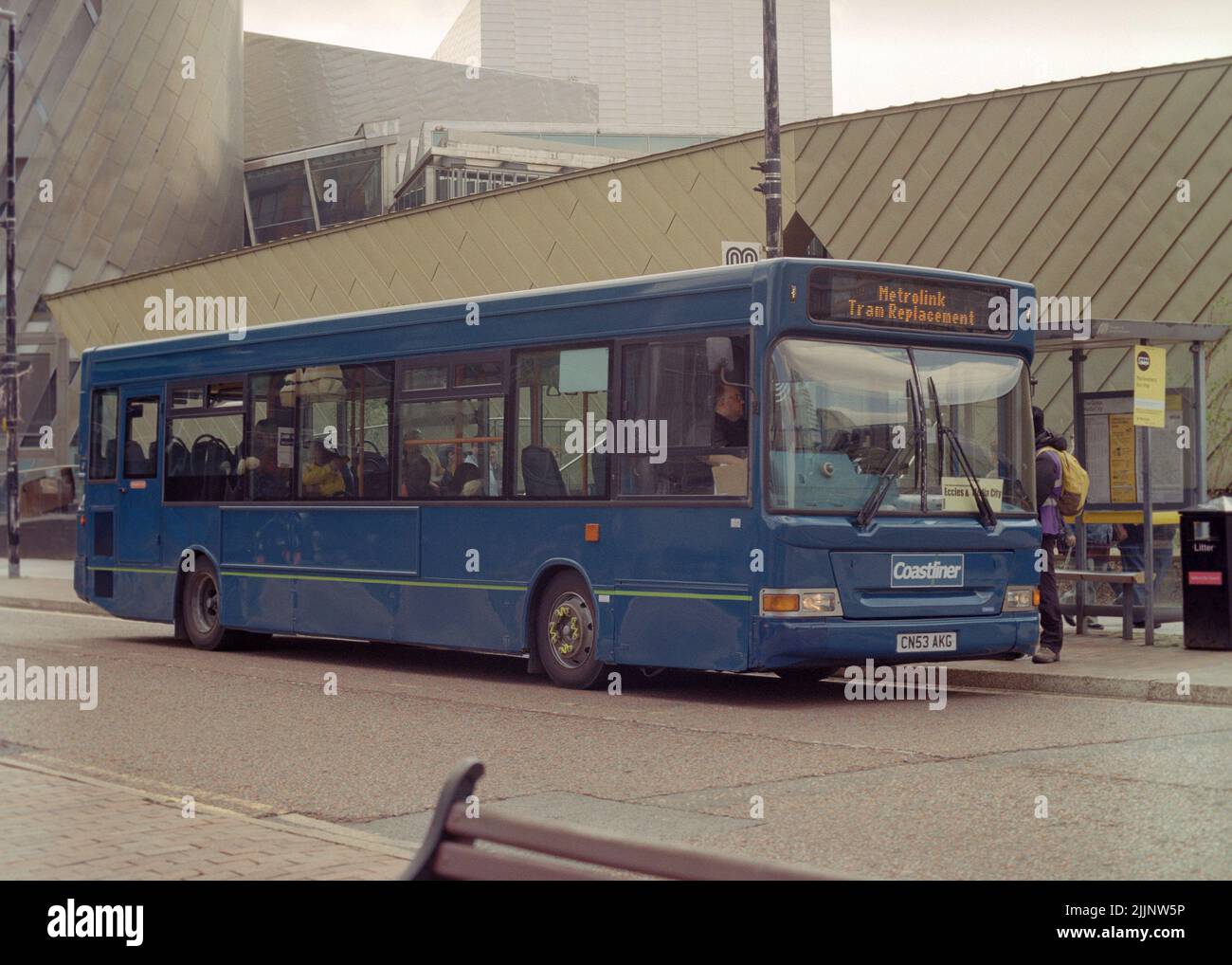Salford, Royaume-Uni - juin 2022 : un bus pour le remplacement du tramway à l'arrêt de bus MediaCityUK. Banque D'Images