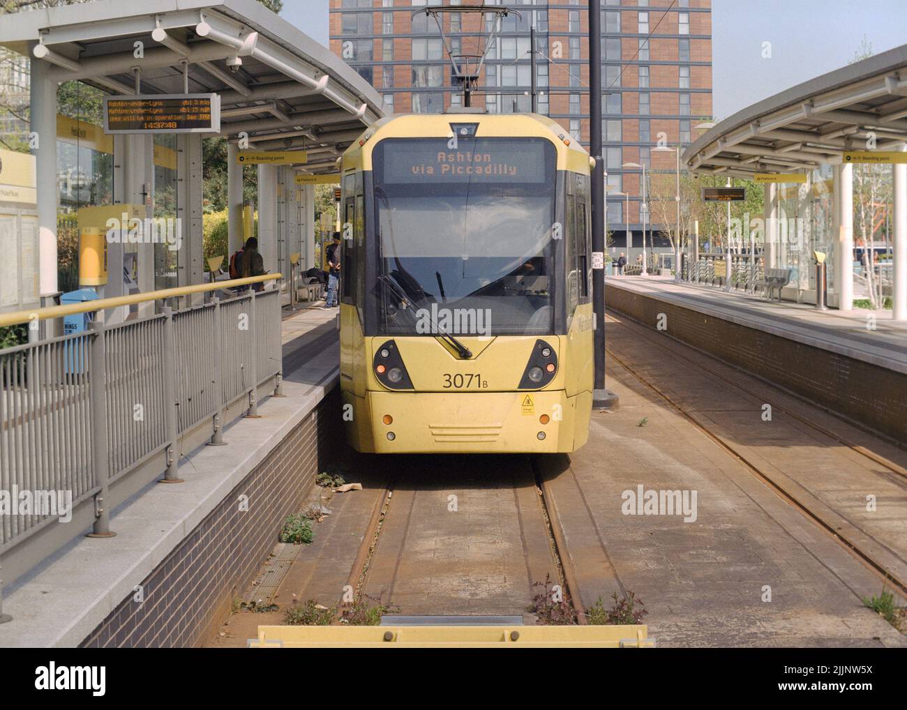 Salford, Royaume-Uni - juin 2022 : un tramway Metrolink (Bombardier M5000) à l'arrêt MediaCityUK. Banque D'Images