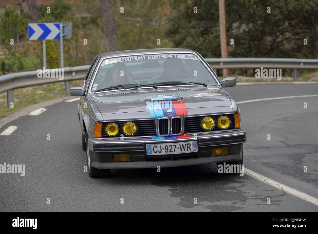 BMW E24 classique sur une route asphaltée rallye Banque D'Images