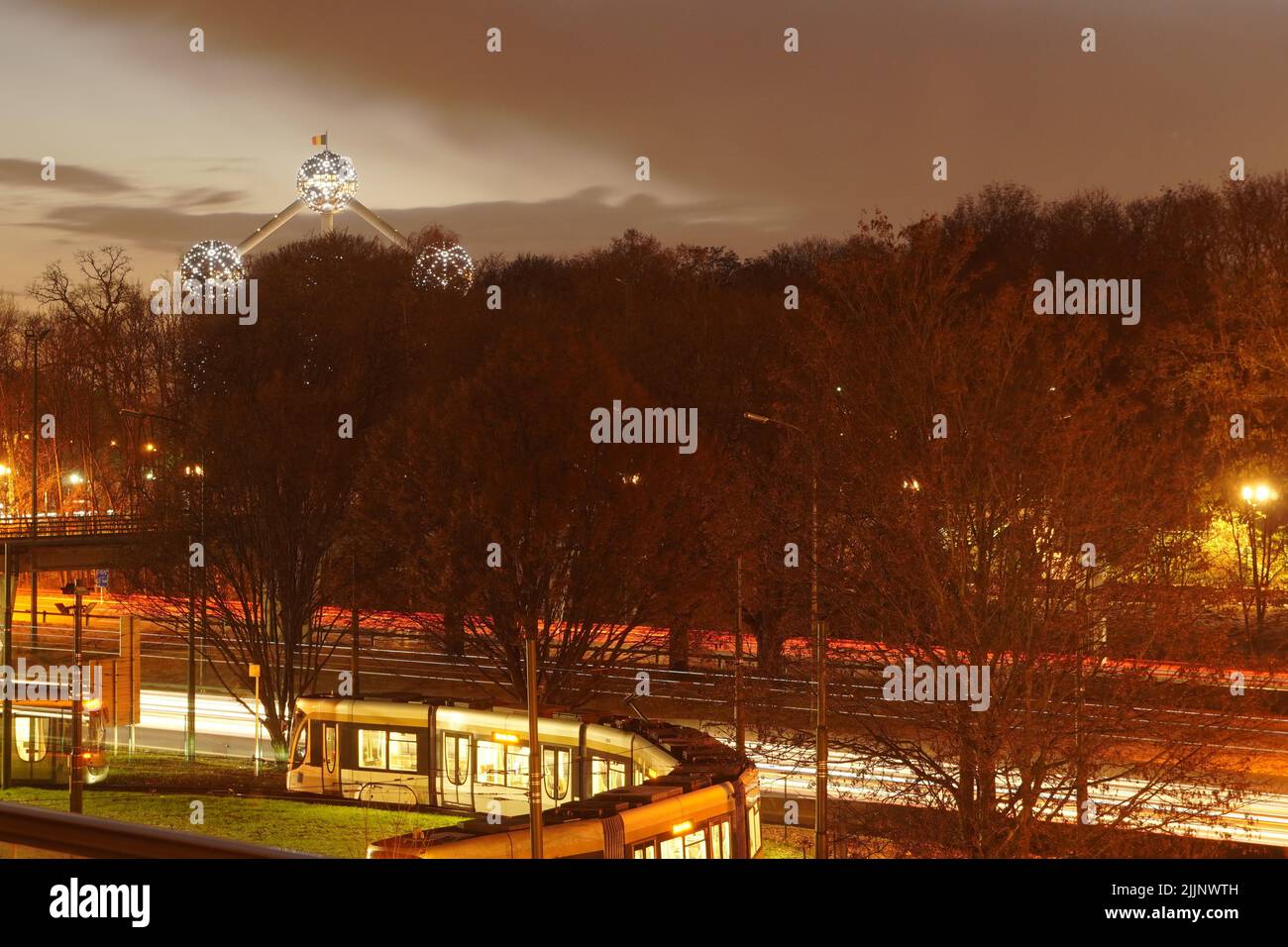 Le célèbre Atomium de Bruxelles contre un ciel nuageux dans la soirée Banque D'Images