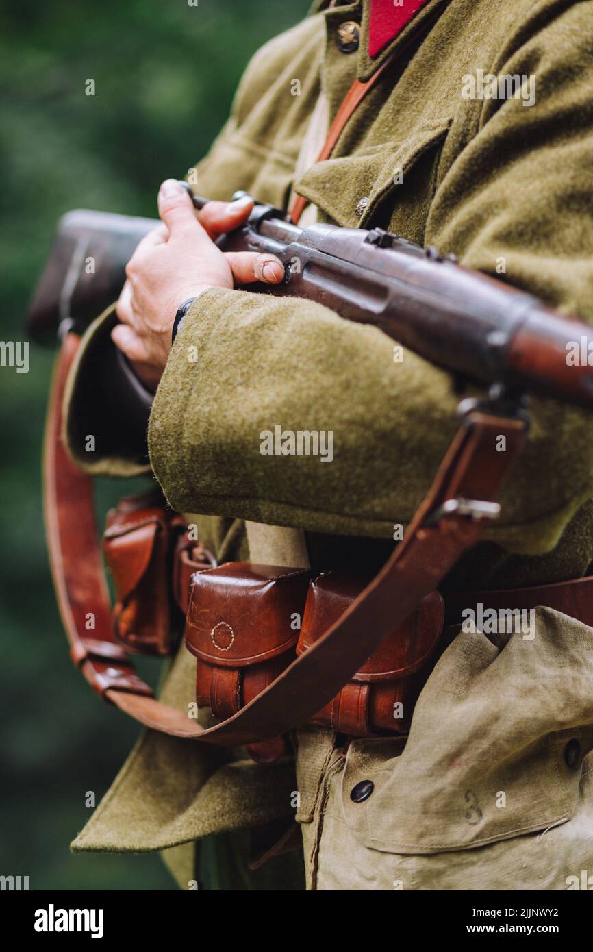 Vue d'un soldat avec un fusil sur un arrière-plan flou Banque D'Images