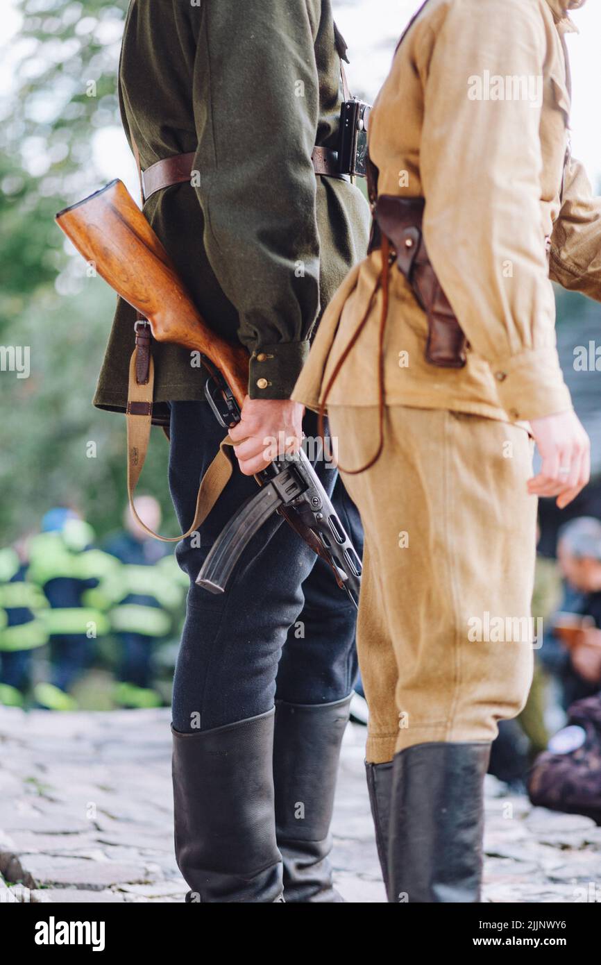 Une vue des soldats avec des armes dans un jardin sur un fond flou Banque D'Images