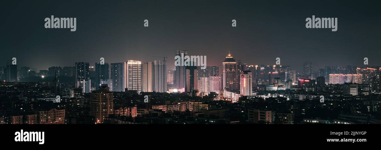 Une vue panoramique d'un paysage urbain la nuit. Banque D'Images