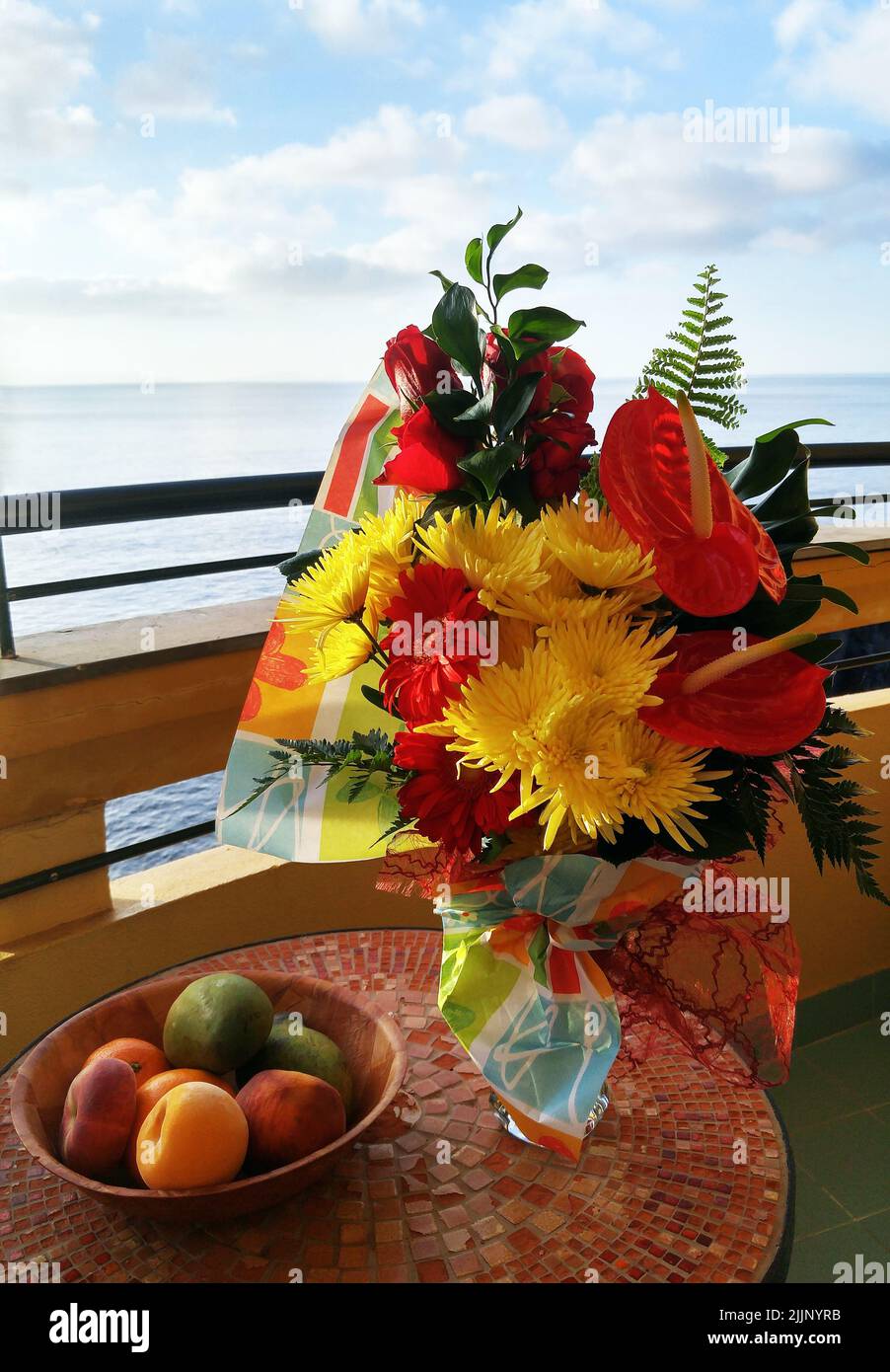 Bouquet de fleurs pour une femme bien-aimée dans une chambre d'hôtel plantes, fleurs, fruits, jaune, bleu, rose, rouge, été, printemps, belle, grand Banque D'Images